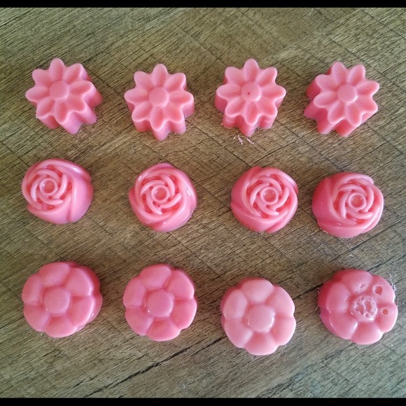 Hand Made Peppermint Essential Oil Flower Melts - Picture 1 of 3